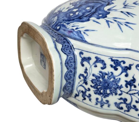 Castle AuctionA blue-and-white vase with birds pattern, Qing Dynasty Pr. 