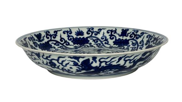 Castle AuctionA dragon and phoenix decorated Blue&White plate, Ming Dynasty Pr. 
