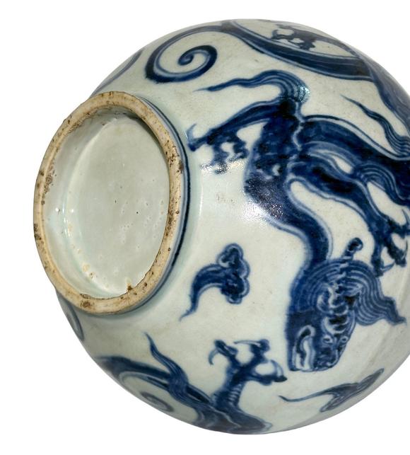 Castle AuctionBlue and white dragon-patterned gourd vase, Ming Dynasty Pr. 