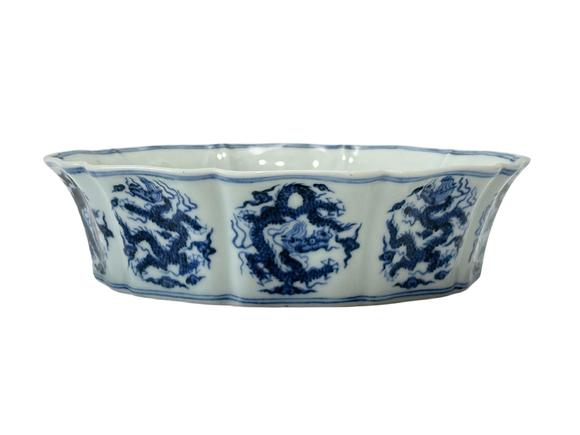 Castle AuctionA Chinese Blue and white dragon pattern water pot, Ming Dynasty Pr. 