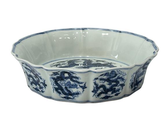 Castle AuctionA Chinese Blue and white dragon pattern water pot, Ming Dynasty Pr. 
