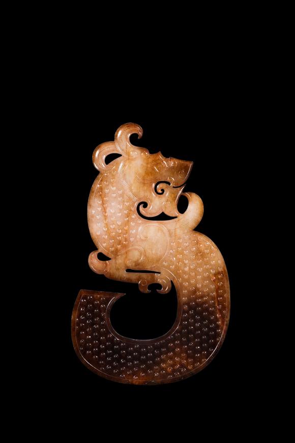 Castle AuctionA Two-Tone Jade S-Shaped Dragon Plaque, Warring States, Circa 475–221 BC Pr.
