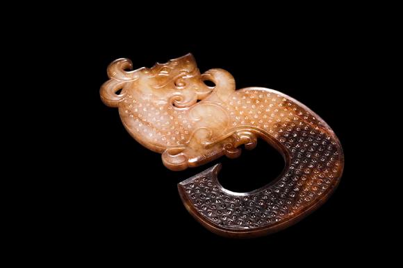 Castle AuctionA Two-Tone Jade S-Shaped Dragon Plaque, Warring States, Circa 475–221 BC Pr.