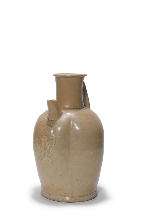 Castle AuctionA Yue Kiln Lobed Ewer, 9th–10th C Pr.