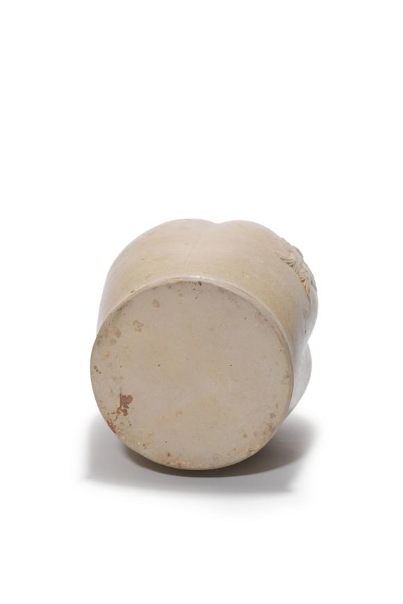 Castle AuctionA Yue Kiln Lobed Ewer, 9th–10th C Pr.