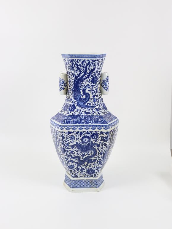 北京崇仁拍賣青花龍鳳花卉紋雙貫耳六方尊“大清乾隆年制”款