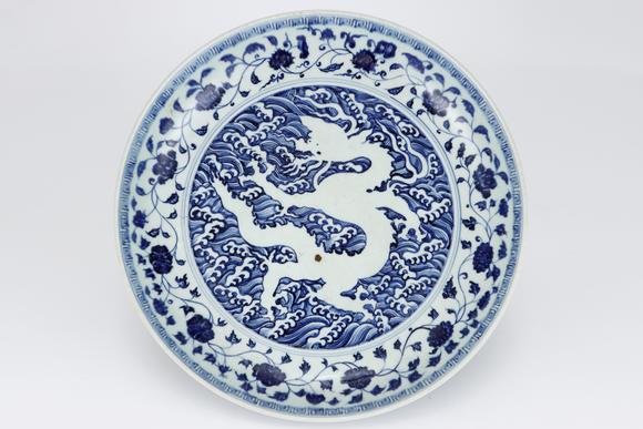 金澤美術(shù)明永樂(lè) 青花留白暗刻海水龍紋大盤(pán)