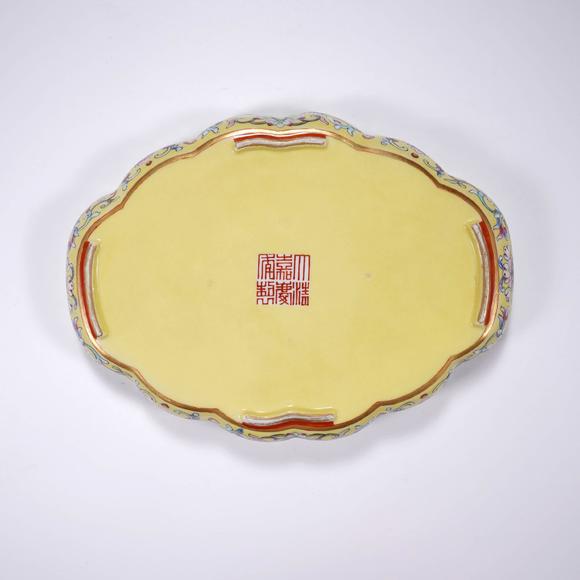 Cascade'sQing Jiaqing Huang Di Yang Cai Zhe Zhi Lian Kai Guang Yu Ti San Qing Shi Wen Hua Kou Tea Tray | 清嘉慶 黃地洋彩折枝蓮開光禦題三清詩文花口茶盤