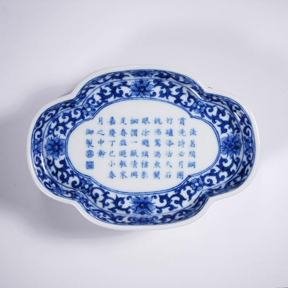 Cascade'sBegonia plate of Qing Jiaqing's blue and white imperial poems | 清嘉慶 青花禦題詩(shī)海棠盤(pán)