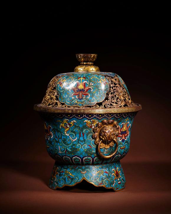 Cascade'sQingganlong copper tire, filigree enamel and lotus pattern animal ear ring cover furnace | 清乾隆 銅胎掐絲琺瑯纏枝蓮紋獸耳銜環(huán)蓋爐