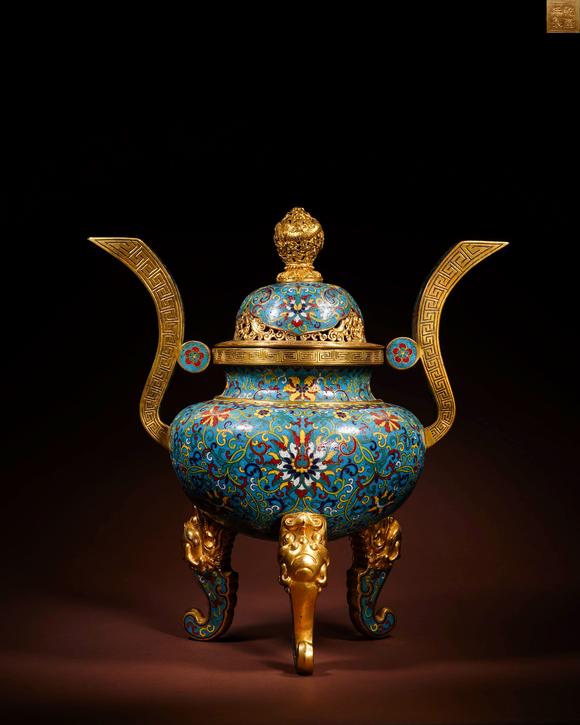 Cascade'sThree-legged cover furnace with clear, dry and long copper tire, twisted wire and enamel crown ear | 清乾隆 銅胎掐絲琺瑯朝冠耳三足蓋爐