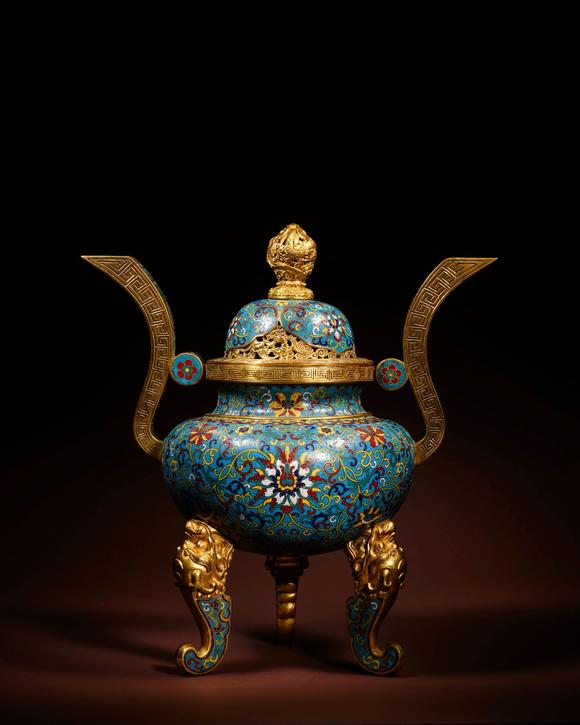 Cascade'sThree-legged cover furnace with clear, dry and long copper tire, twisted wire and enamel crown ear | 清乾隆 銅胎掐絲琺瑯朝冠耳三足蓋爐