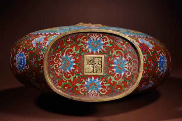 Cascade'sQingganlong copper tire twisted silk enamel Shuanglong ear moon bottle | 清乾隆 銅胎掐絲琺瑯雙龍耳抱月瓶