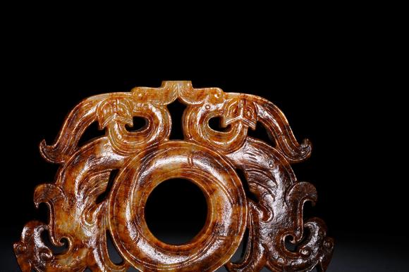 Cascade'sHan Hetian jade carving with dragon and phoenix patterns. | 漢 和田玉透雕龍鳳紋璧形佩