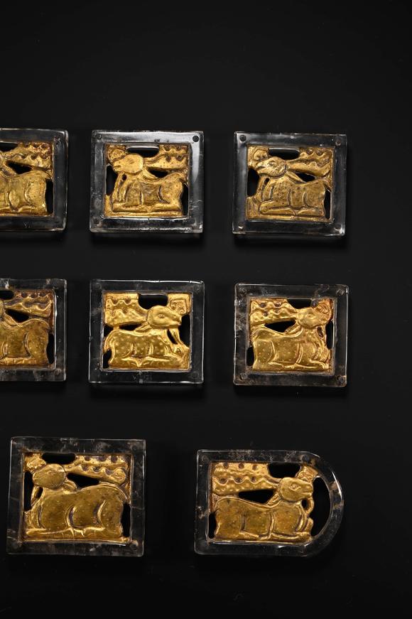 Cascade'sEleven-piece set with square pattern of Han and Rui animals. | 漢 鏨瑞獸紋方形帶銙十一件成套
