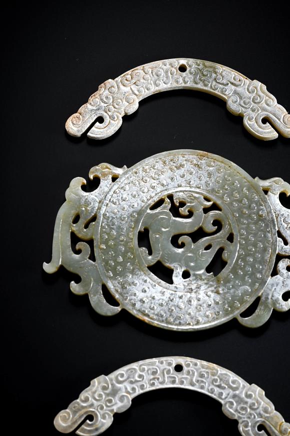 Cascade'sHan Shuanglong Huang Pei Toudiao Longfeng Yubi 1 zu | 漢 雙龍璜配透雕龍鳳玉璧一組