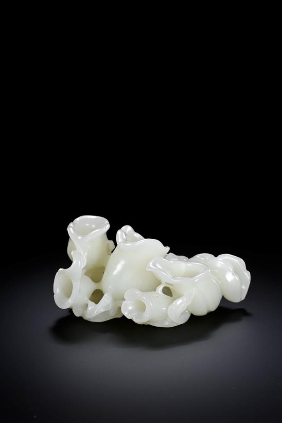 Cascade'sHetian jade morning glory in Qing dynasty. | 清代 和田玉喇叭花。