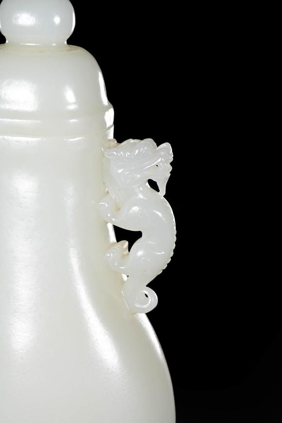 Cascade'sQing Dynasty Hetian Jade Shuanglong Ear Cap Bottle | 清代 和田玉雙龍耳蓋瓶