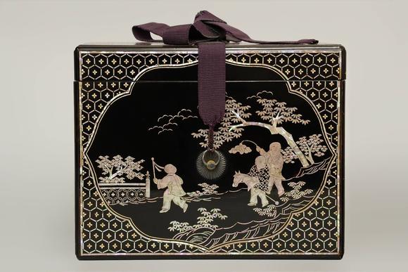 京都祇園會(huì)拍賣中國(guó)琉球十七世紀(jì) 黑漆嵌金嵌螺鈿人物茶箱 日本桐箱附