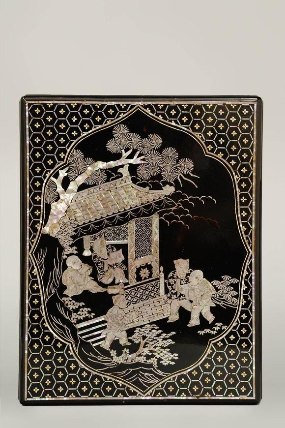 京都祇園會拍賣中國琉球十七世紀(jì) 黑漆嵌金嵌螺鈿人物茶箱 日本桐箱附