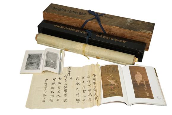 京都祇園會(huì)拍賣(mài)宋徽宗皇帝鷲之圖 絹本掛軸 宣和殿學(xué)士蔡京贊 延寶二年石川民部源宗弘獻(xiàn)上之（1674年）第三代仙臺(tái)藩主藤原一伊達(dá)綱宗舊藏 大正五年?yáng)|京兩國(guó)美術(shù)俱樂(lè)部伊達(dá)家藏品入札 雙箱1674年 黑漆燙金原箱 參考資料附 日本古裂裝裱