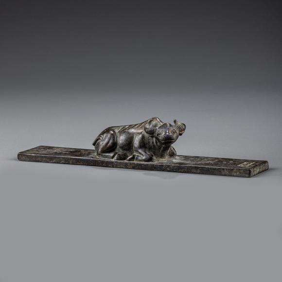 大阪美術(shù)商會(huì)明宣德 古銅臥牛文鎮(zhèn)