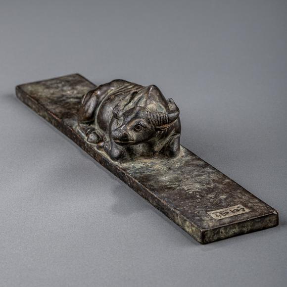大阪美術(shù)商會(huì)明宣德 古銅臥牛文鎮(zhèn)