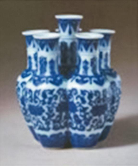 華藝國(guó)際清乾隆  唐窯青花纏枝花卉紋六孔瓶（配座）