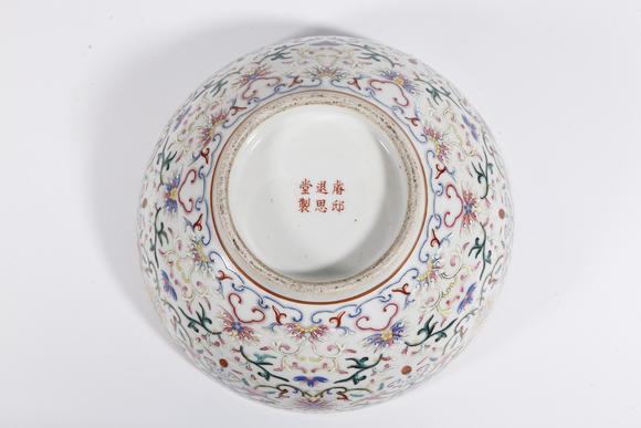 千葉大和外粉彩寶相花紋內(nèi)礬紅五福捧壽紋大碗