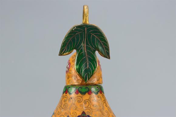 東京國際拍賣明正德 銅胎掐絲琺瑯彩五福獻(xiàn)壽熏葫蘆一對