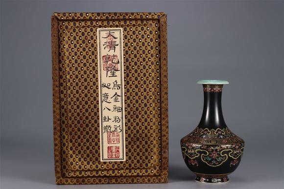 東京國(guó)際拍賣清乾隆 烏金釉粉彩如意八卦瓶