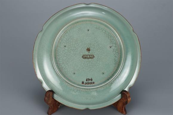 東京國(guó)際拍賣宋代 汝窯包金吉祥經(jīng)文大盤
