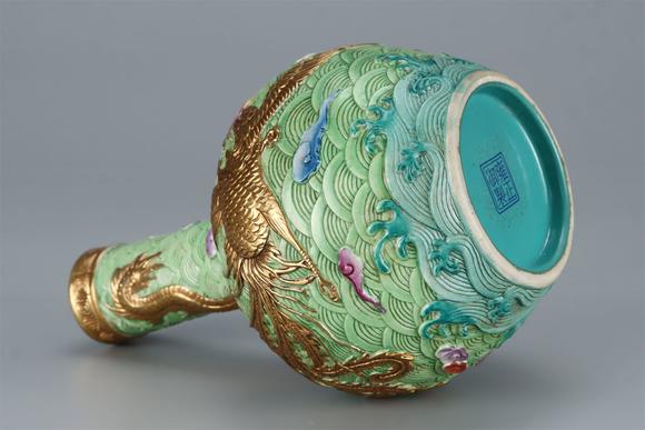 東京國(guó)際拍賣(mài)清雍正 粉彩描金龍鳳天球瓶