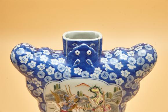 東京國(guó)際拍賣清光緒 青花粉彩刀馬人蝴蝶瓶