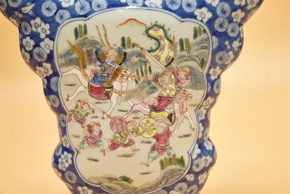 東京國(guó)際拍賣清光緒 青花粉彩刀馬人蝴蝶瓶