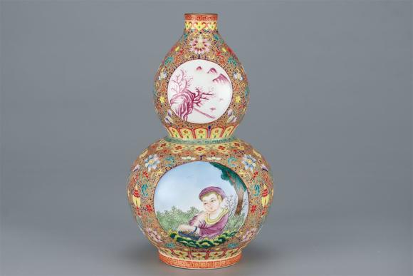 東京國(guó)際拍賣清乾隆 琺瑯彩西洋人物葫蘆瓶
