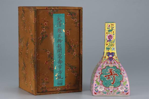 東京國際拍賣清雍正 粉彩開窗壽字方瓶
