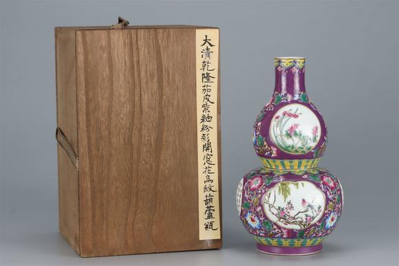 東京國際拍賣清乾隆 茄皮紫釉粉彩開窗花鳥紋葫蘆瓶