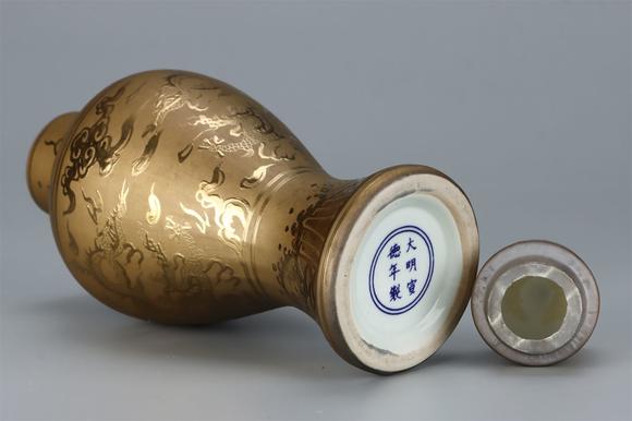 東京國(guó)際拍賣(mài)明宣德 金釉云龍紋梅瓶