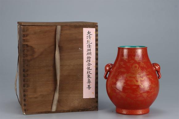 東京國際拍賣清乾隆 珊瑚釉描金龍紋象鼻尊