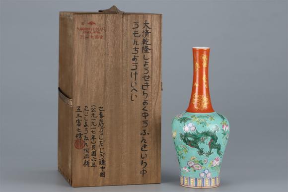 東京國際拍賣清乾隆 松石釉粉彩穿花龍紋長頸瓶