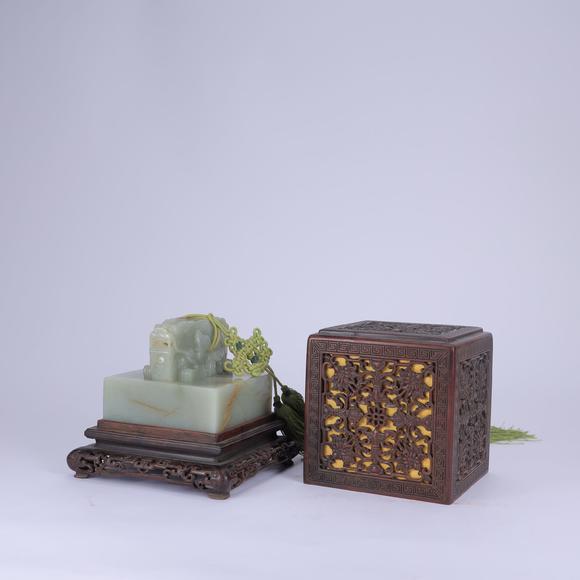 北京嘉翰白玉龍鈕璽（帶紫檀盒）