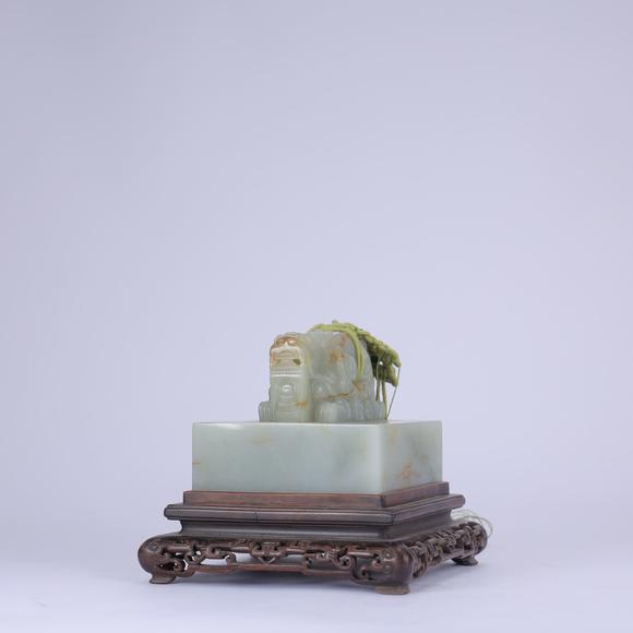 北京嘉翰白玉龍鈕璽（帶紫檀盒）