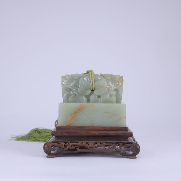 北京嘉翰白玉龍鈕璽（帶紫檀盒）