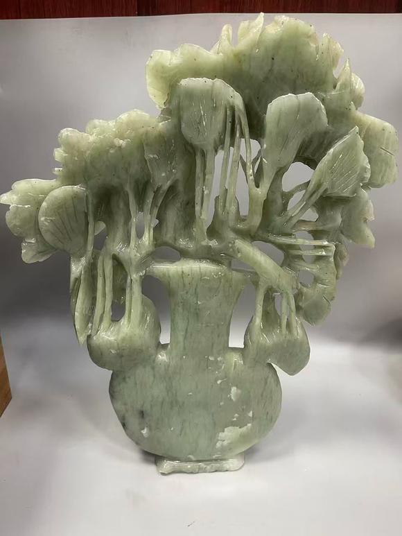 山東瑞蚨興拍賣岫玉雕刻花卉擺件 高約40厘米，寬約26厘米