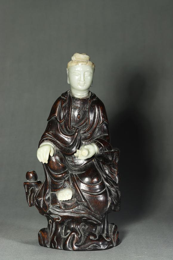 誠璽拍賣清代 紫檀嵌白玉自在觀音造像
