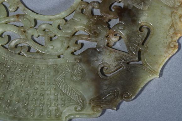 誠(chéng)璽拍賣(mài)明代 和田玉鏤雕雙龍谷紋璧