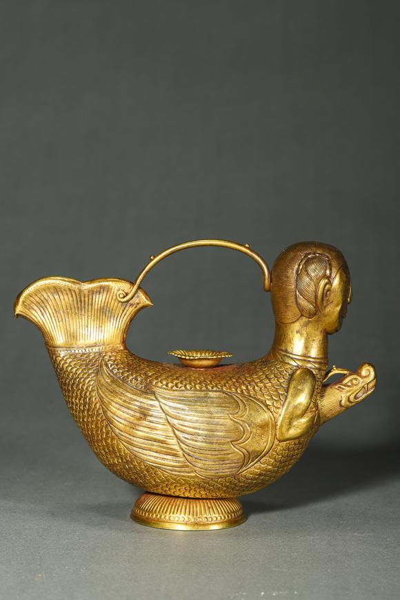 誠(chéng)璽拍賣(mài)明代 金鏨刻魚(yú)身人面壺