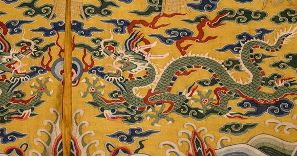 日本東海名古屋明代黃地緙絲五龍紋對襟龍袍