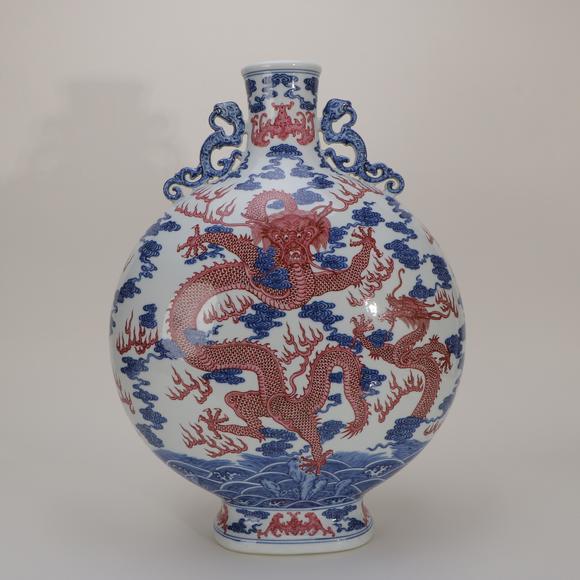 鐮倉(cāng)美術(shù)清乾隆 青花胭脂紅蒼龍教子紋雙螭耳抱月瓶